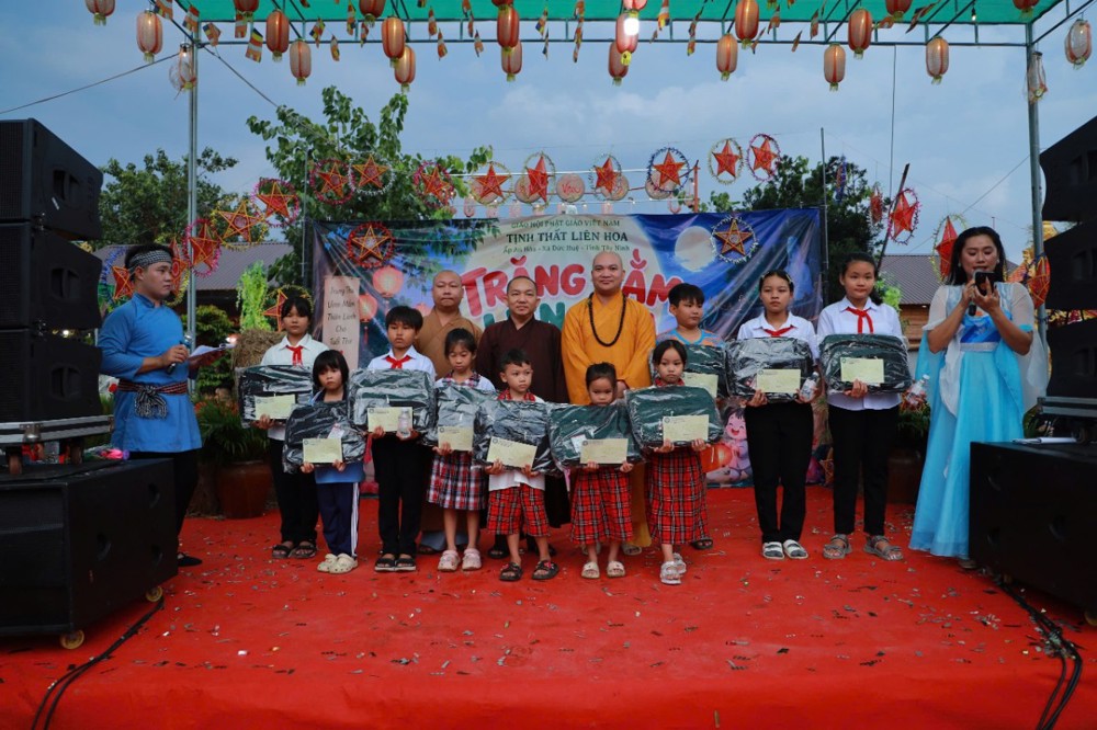 Tây Ninh: Ấm áp vầng trăng yêu thương, thắp sáng ước mơ trẻ em vùng sâu tại tịnh thất Liên Hoa