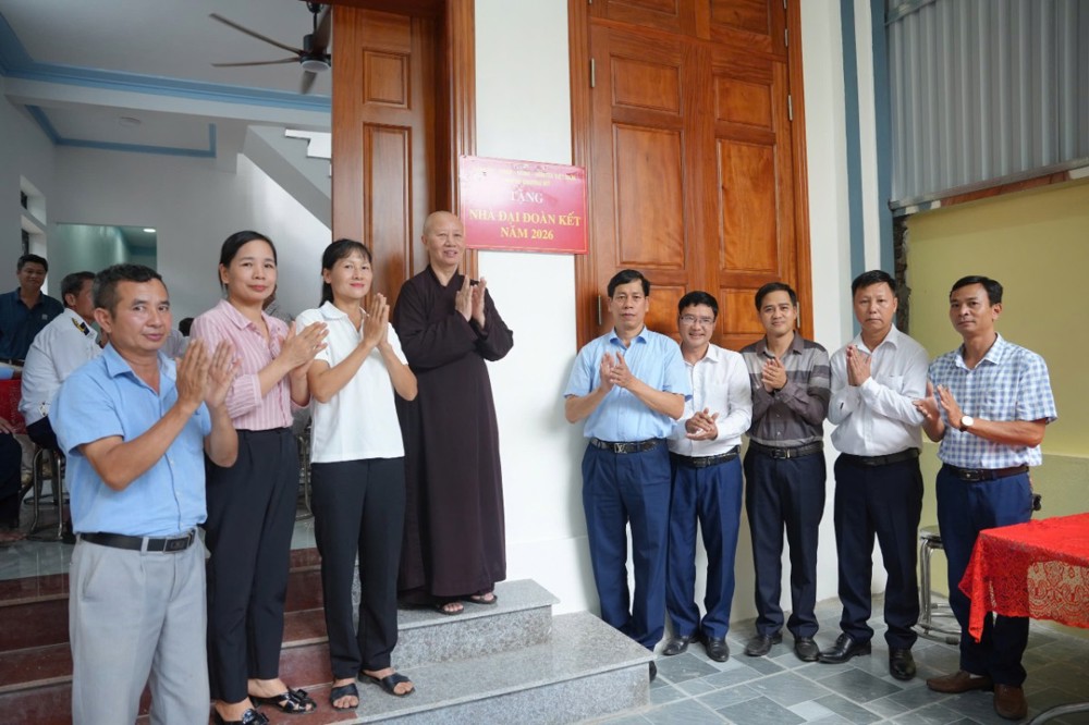 Hà Nội: Chùa Trăm Gian trao tặng nhà Đại đoàn kết đến gia đình có hoàn cảnh khó khăn tại phường Chương Mỹ