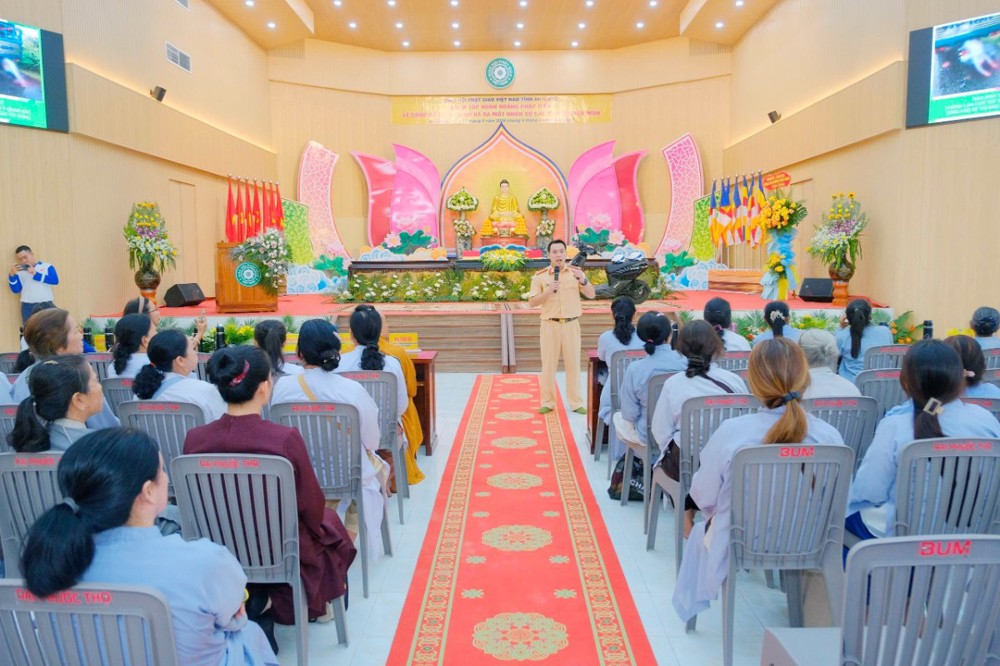 An Giang: Tuyên truyền an toàn giao thông và bảo vệ an ninh Tổ quốc đến Hoằng pháp viên Phật tử