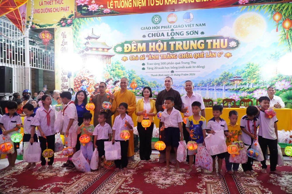 Đồng Tháp: Chùa Long Sơn tổ chức đêm hội trung thu “Ánh trăng chùa quê lần 6” và trao học bổng cho thiếu nhi xã Thanh Bình