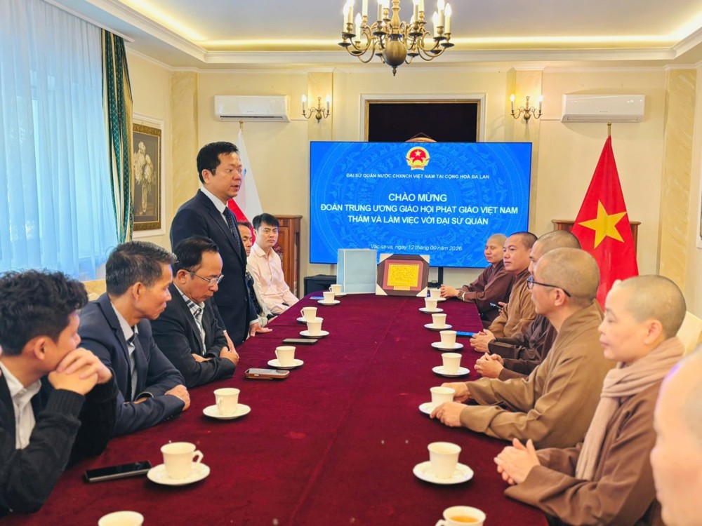 Ba Lan: Phân ban Phật tử Hải ngoại Trung ương thăm Đại sứ quán Việt Nam tại Ba Lan