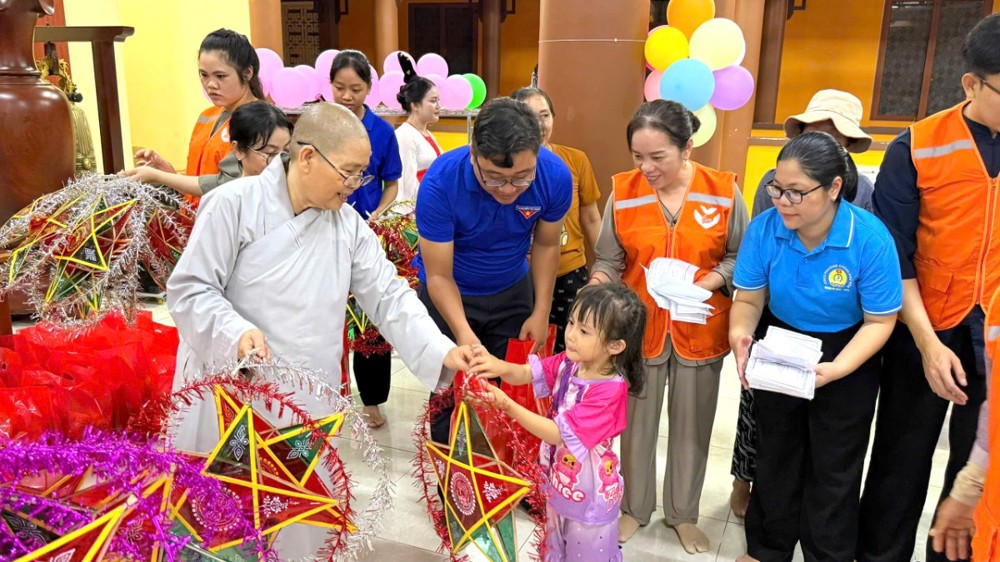 TP.HCM: Chùa Sùng Hưng trao 200 phần quà Trung thu đến các em thiếu nhi 