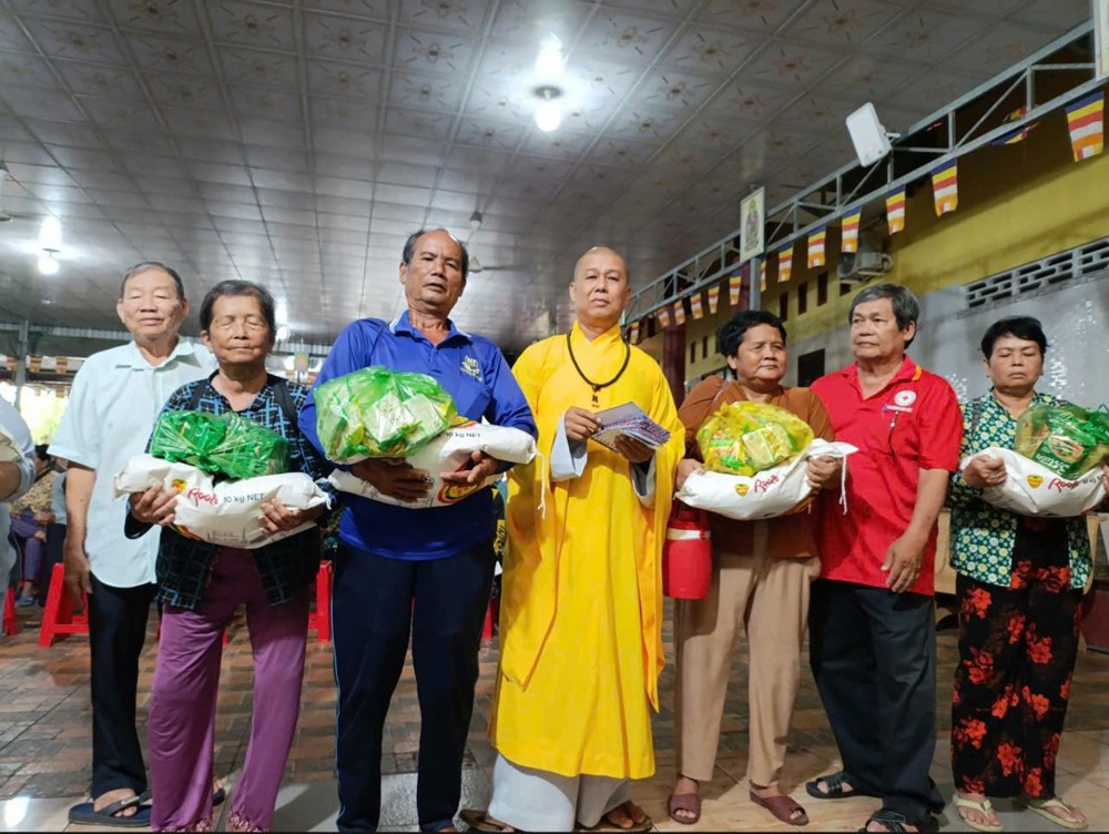 Đồng Tháp: Chùa Kim Quang trao 150 phần quà hỗ trợ bà con có hoàn cảnh khó khăn