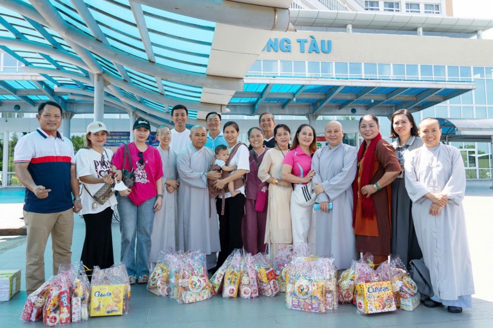 TP.HCM: Chùa Vạn Phước và chùa Phước Thành trao 300 phần quà cho các bệnh nhi tại bệnh viện Vũng Tàu