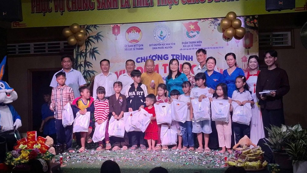 Vĩnh Long: Chùa Phước Nguyên tổ chức vui Đêm Trung thu, trao 300 phần quà đến thiếu nhi