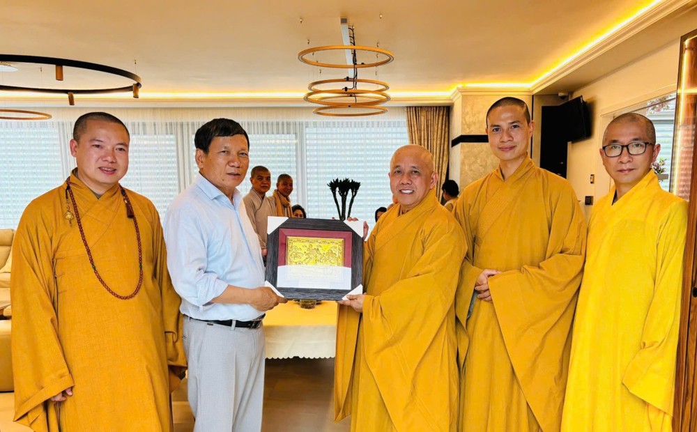 Phân ban Phật tử Hải ngoại Trung ương thăm Chủ tịch Liên hiệp hội Người Việt Nam tại châu Âu