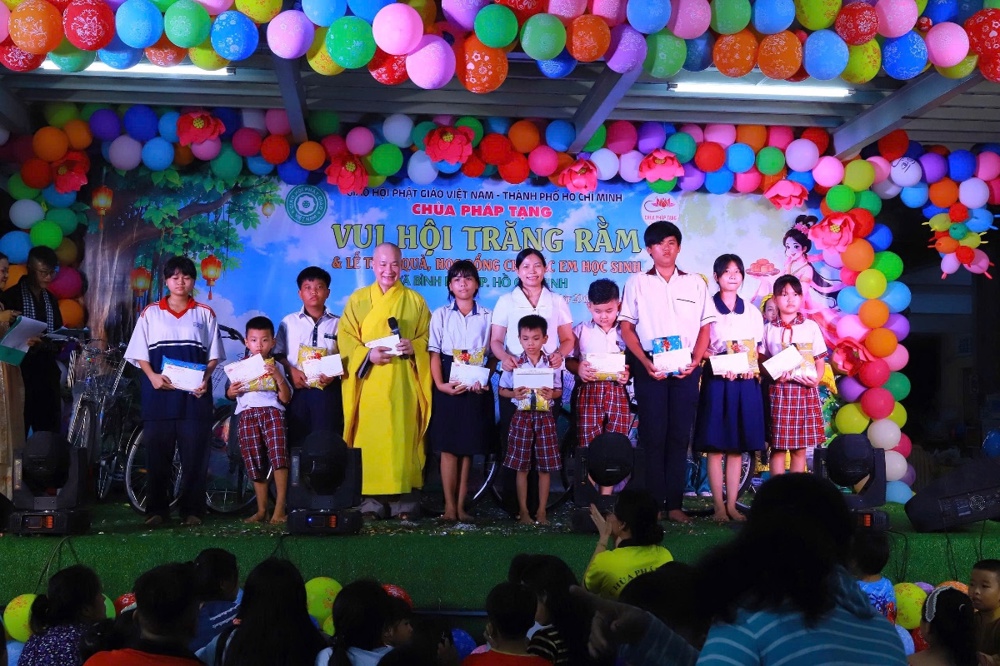 TP.HCM: Chùa Pháp Tạng tổ chức “Đêm hội Trăng rằm” và trao học bổng cho các em học sinh có hoàn cảnh khó khăn