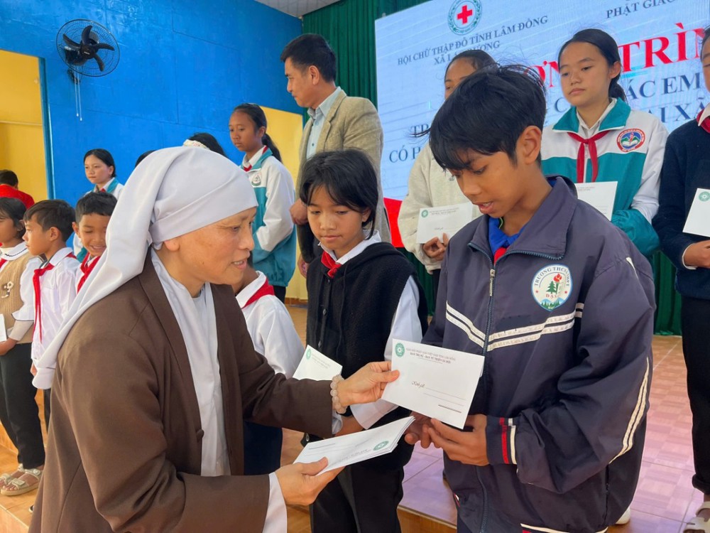 Lâm Đồng: Ban TTXH Phật giáo tỉnh trao hàng trăm phần quà Trung thu và học bổng “Nâng Bước Em Đến Trường” 