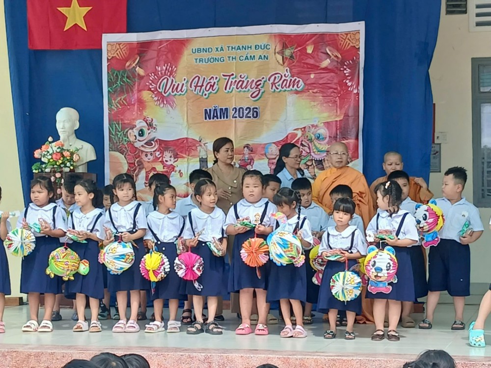Tịnh xá Ngọc Đức (Tây Ninh) trao tặng 1.000 phần quà Trung thu đến thiếu nhi xã Thạnh Đức