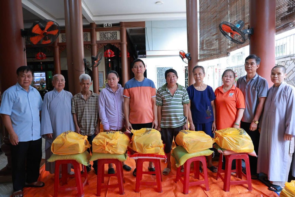TP.HCM: Ni viện Vạn Hạnh trao 420 phần quà đến bà con khó khăn