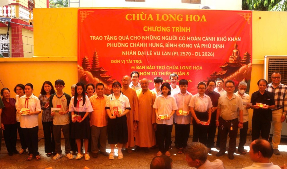 TP. HCM: Tổng kết hoạt động từ thiện chùa Long Hoa 6 tháng đầu năm, trao học bổng, quà cho người khiếm thị, người nghèo mùa Vu lan 
