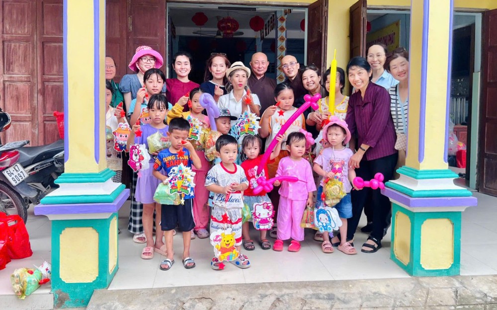 Vĩnh Long: Chùa Long Khánh mang Trăng Yêu Thương đến những nụ cười trẻ thơ