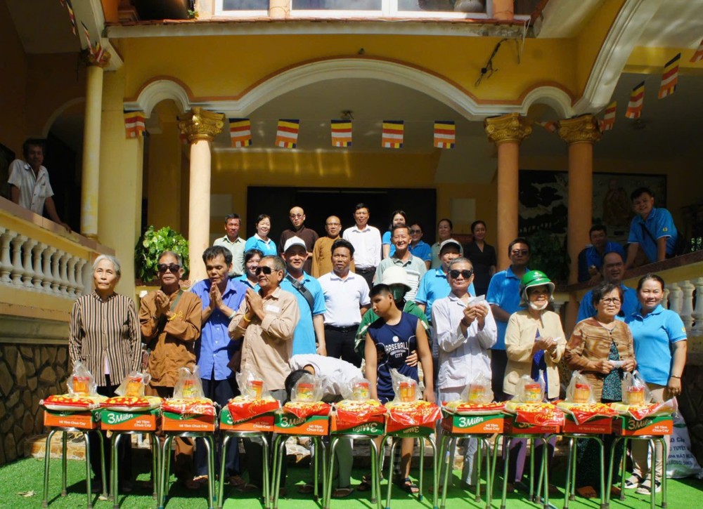 Vĩnh Long: Chùa Thắng Quang trao 160 phần quà đến bà con chất độc da cam và bệnh nhân nghèo