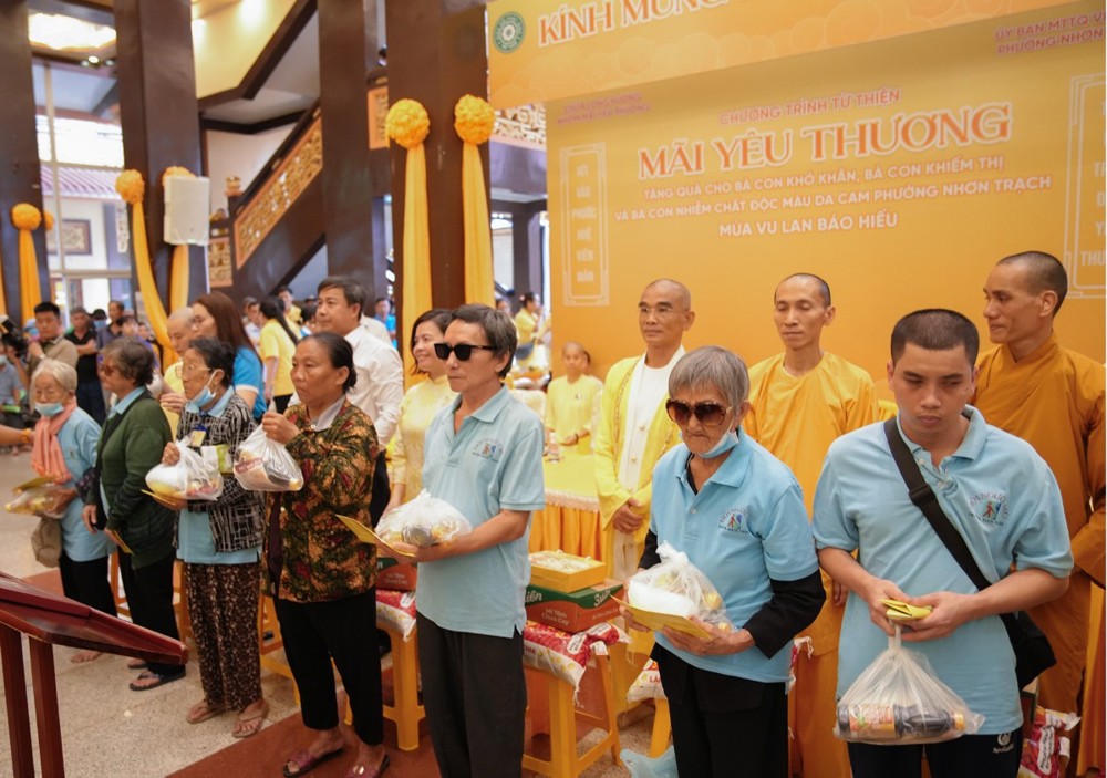 Đồng Nai: Chùa Long Hương trao quà nghĩa tình, thắp sáng niềm tin cho người khiếm thị và bà con khó khăn nhân mùa Vu Lan Báo hiếu