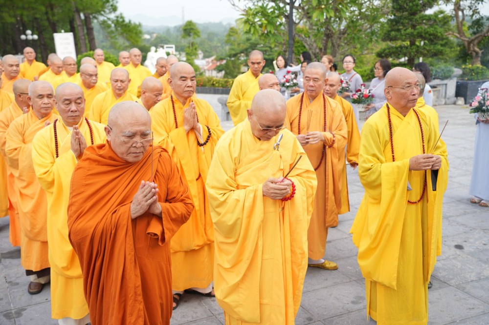Huế: Ban Tổ chức Đại hội Đại biểu Phật giáo thành phố dâng hương tưởng niệm Anh hùng Liệt sĩ và Thánh tử đạo
