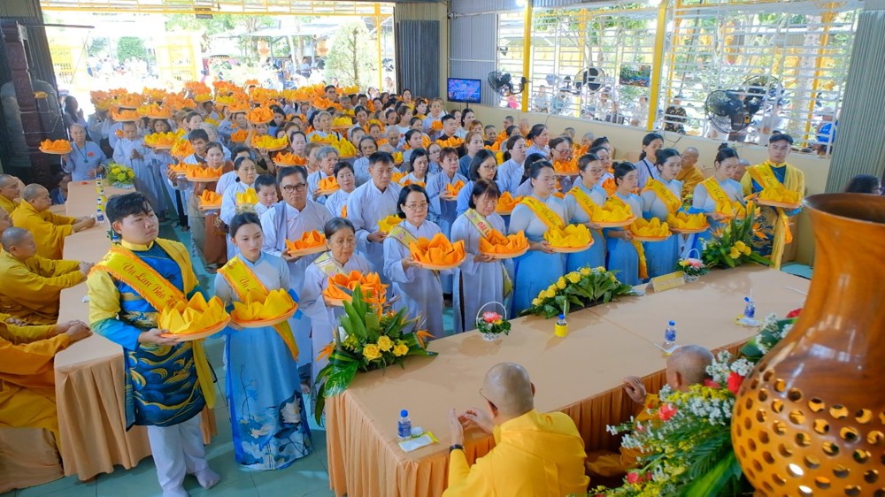 An Giang: Thắm tình hiếu hạnh trong lễ Vu lan, dâng y ca-sa tại tịnh xá Ngọc Giang
