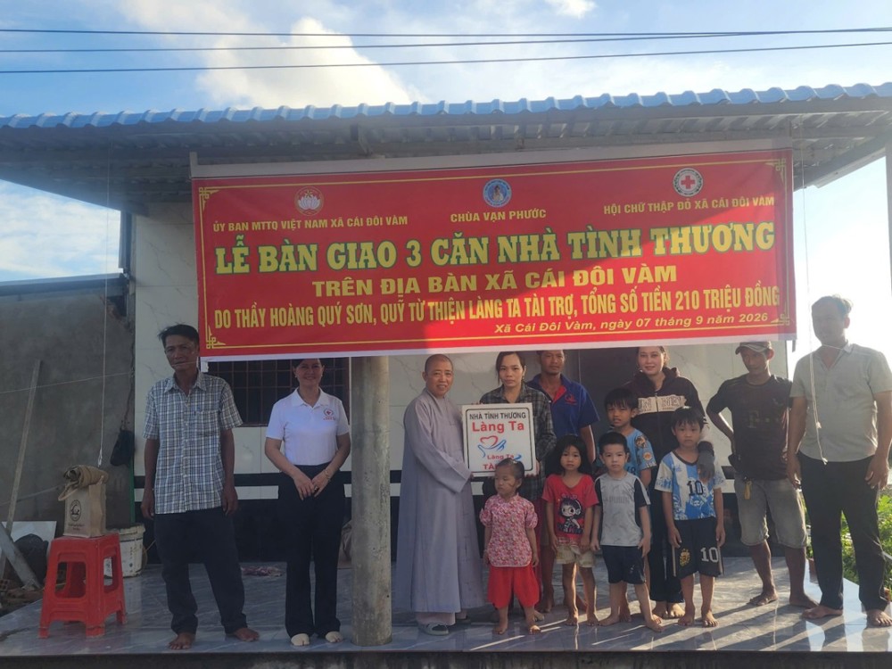 Cà Mau: Chùa Vạn Phước lbàn giao 10 giếng nước và 8 mái ấm tình thương