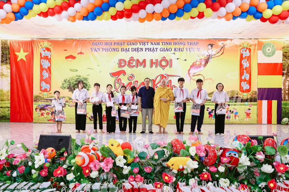 Đồng Tháp: 500 em thiếu nhi tham dự Đêm hội Trăng rằm tại chùa Thiền Quang – Văn phòng Đại Diện Phật giáo khu vực V
