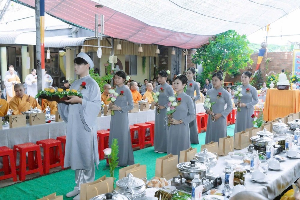 Tản mạn: Hoa sen và hoa hồng trong văn hóa Phật giáo
