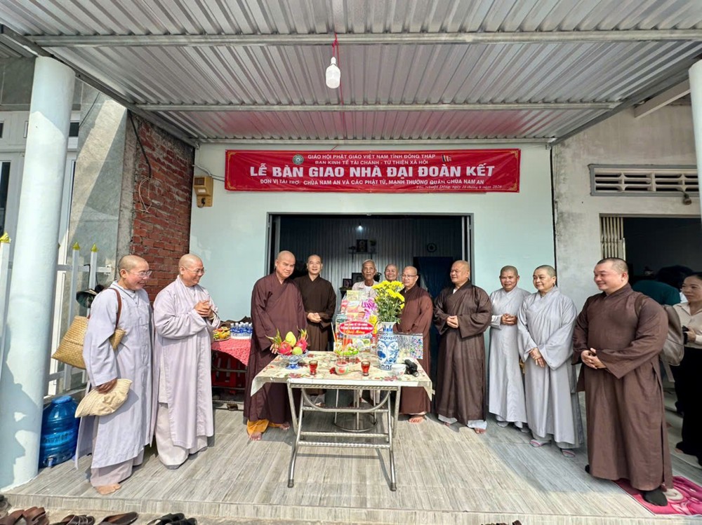 Đồng Tháp: Ban Kinh tế Tài chánh và Từ thiện Xã hội Phật giáo tỉnh bàn giao nhà Đại đoàn kết và hỗ trợ bệnh nhân có hoàn cảnh khó khăn