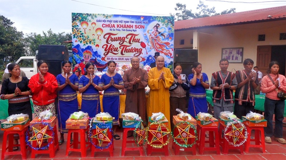 Quảng Ngãi: Chùa Khánh Sơn trao 750 phần quà Trung thu đến thiếu nhi và bà con đồng bào dân tộc thiểu số có hoàn cảnh khó khăn