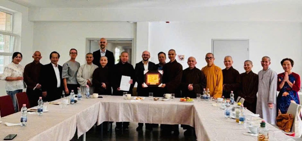 Hungary: Phân ban Phật tử Hải ngoại Trung ương thăm Trường Cao đẳng Phật giáo Dharma Gate