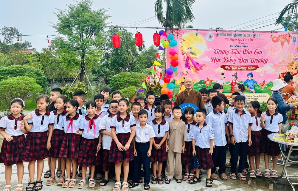 Nhóm Thiện nguyện Sen Vàng - Tổ đình Quy Thiện trao 1.000 phần quà Trung thu và 40 suất học bổng đến thiếu nhi tại tỉnh Quảng Trị và TP.Huế