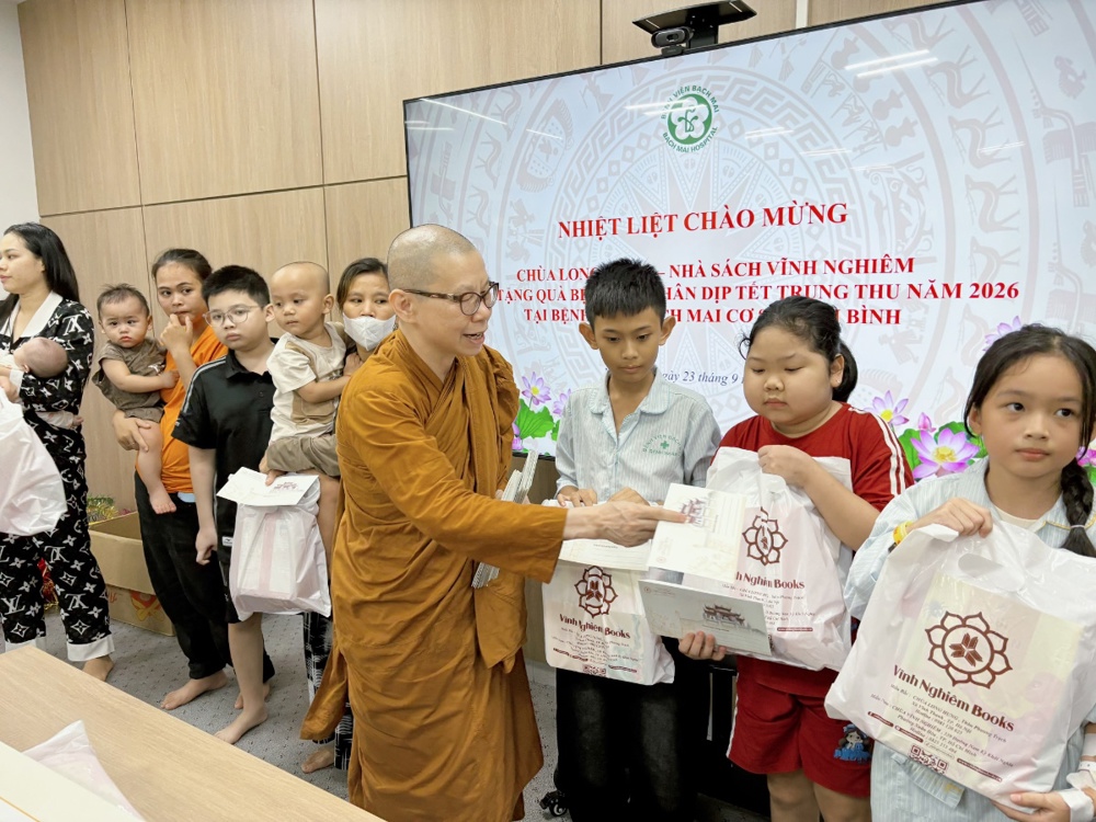 Chùa Long Hưng trao gần 1.000 phần quà tới bệnh nhi dịp Trung thu 2026