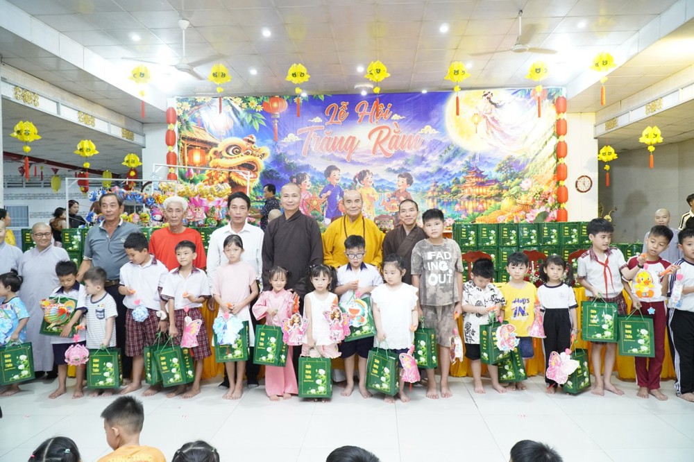 Đồng Tháp: Chùa Hải Huệ tổ chức Lễ hội Trung thu và trao 500 phần quà cho thiếu nhi xã Mỹ Thọ