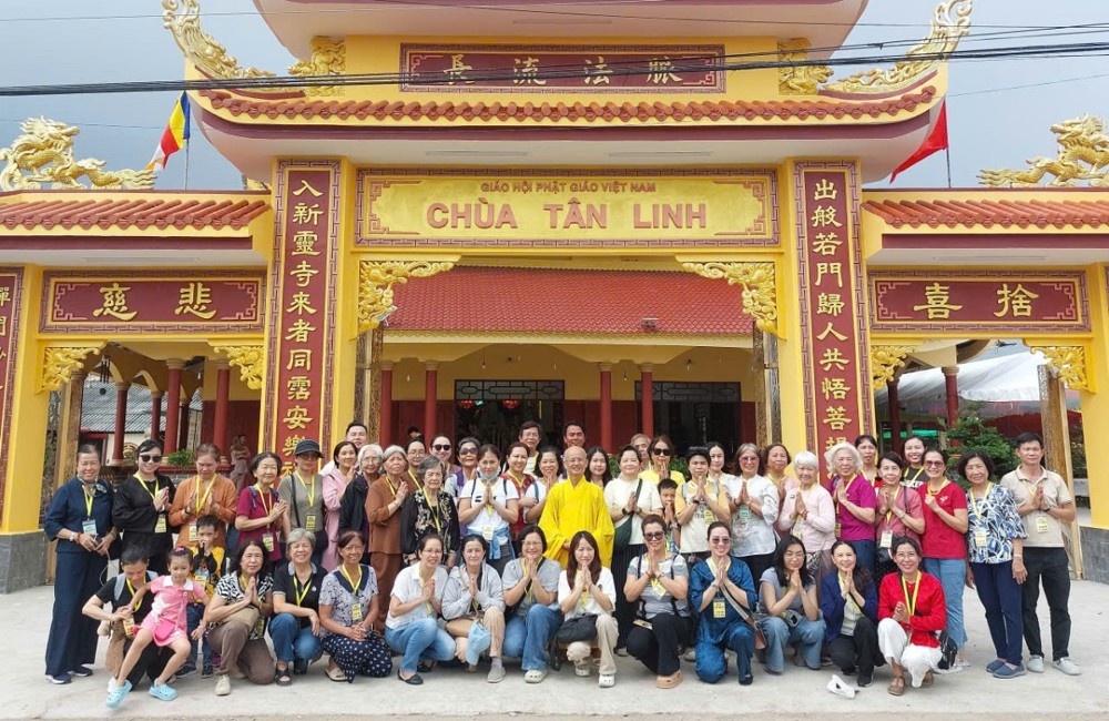 Vĩnh Long: Phân ban QLCCSBT từ thiện xã hội Phật giáo (Ban TT-XH TƯ) trao 710 phần quà cho người khó khăn
