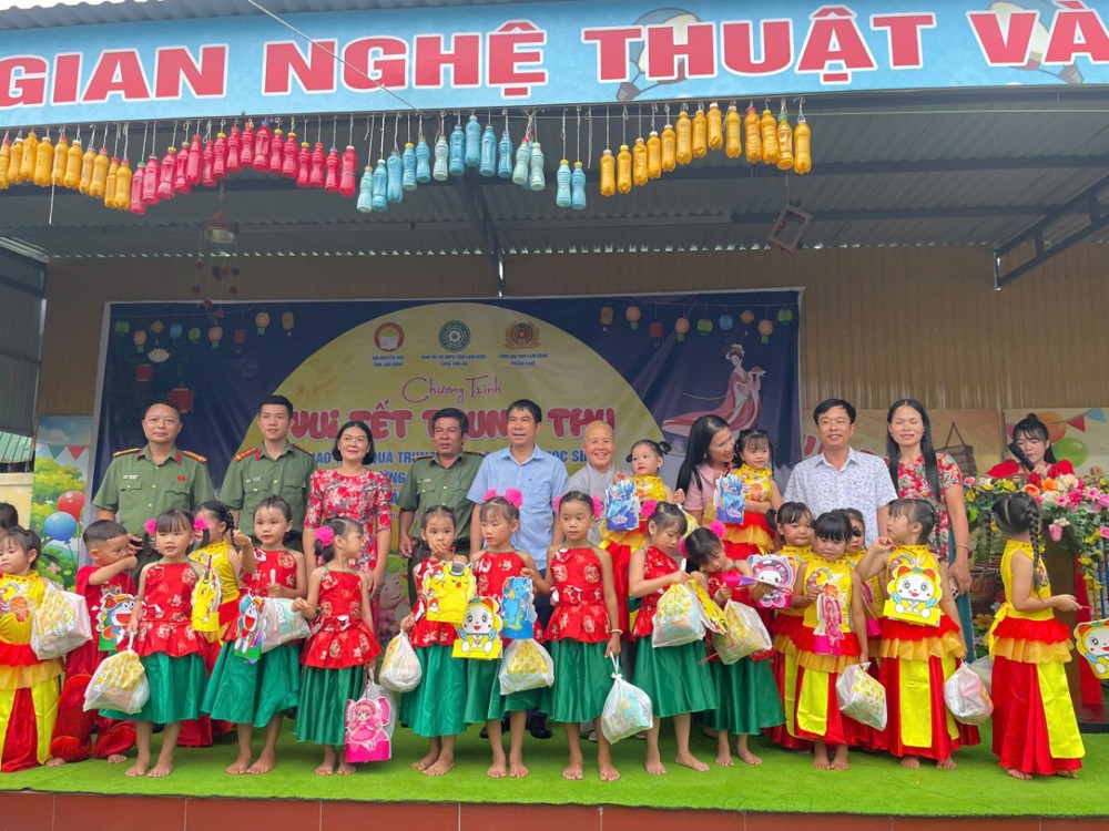Lâm Đồng: Chùa Tâm Ấn trao 7.500 phần quà Trung thu đến thiếu nhi và người dân khó khăn