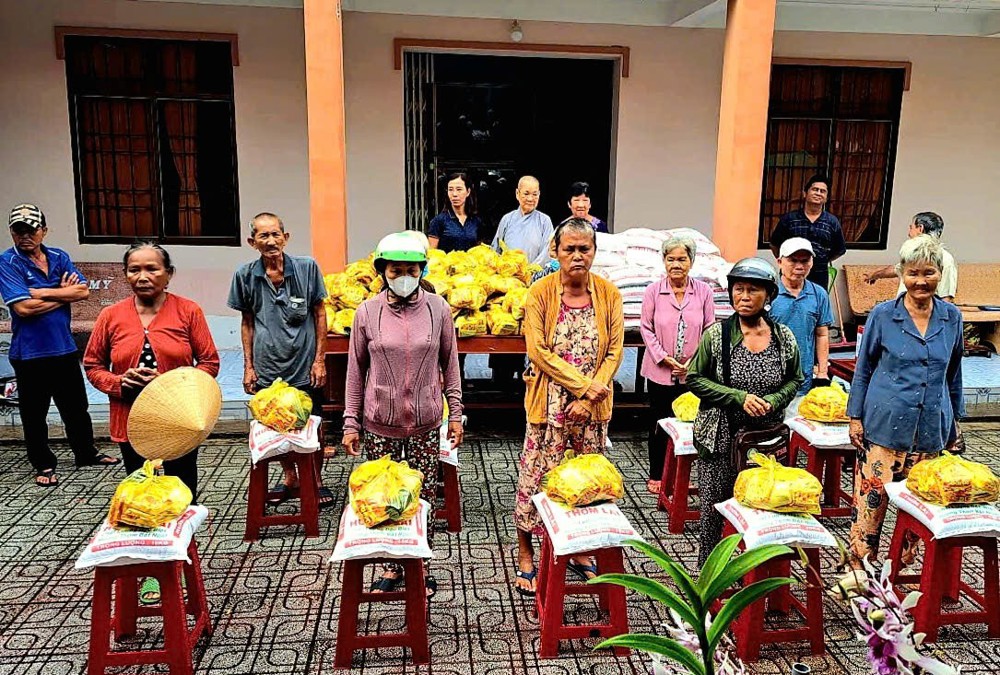 Vĩnh Long: Chùa Long Bình trao tặng 400 phần quà đến bà con có hoàn cảnh khó khăn