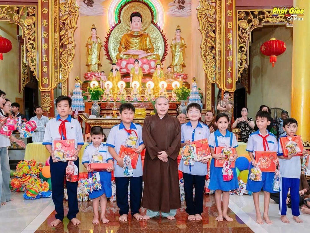 Cà Mau: Chùa Châu Viên tổ chức “Đêm hội Trăng Rằm”, trao gửi yêu thương đến thiếu nhi