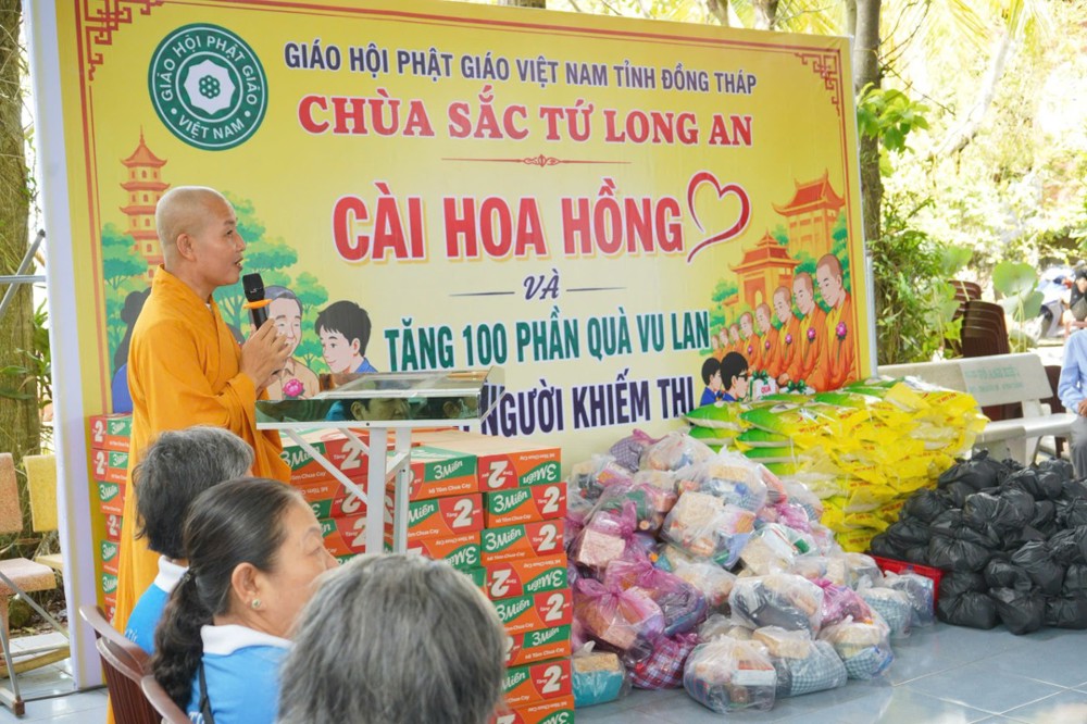 Đồng Tháp: Chùa Sắc tứ Long An tổ chức Cài Hoa Hồng và trao quà từ thiện nhân mùa Vu lan Báo hiếu
