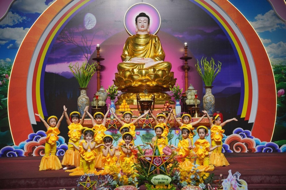 Hà Nội: Hàng nghìn em nhỏ hân hoan vui hội Trăng Rằm tại chùa Bằng