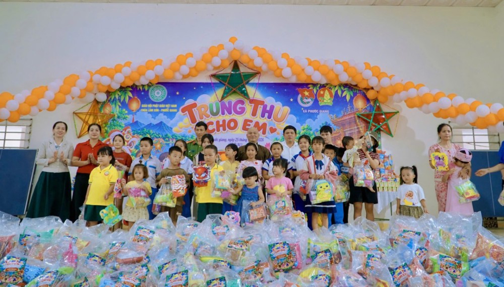 Quảng Ngãi: Chùa Lâm Sơn trao 1.500 phần quà Trung thu đến thiếu nhi địa phương