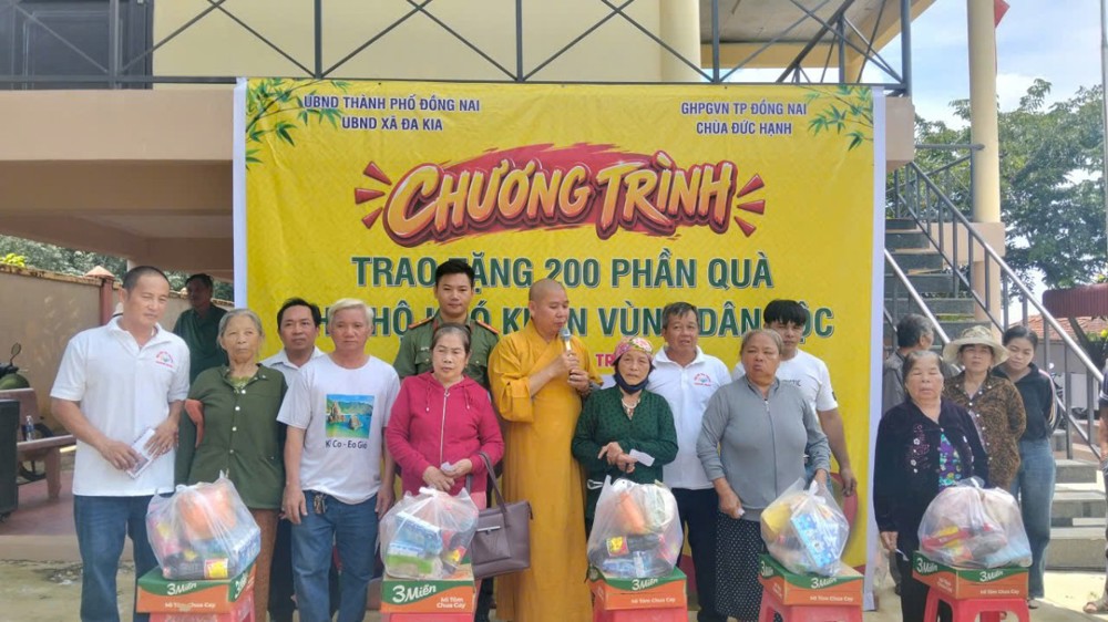 Đồng Nai: Chùa Đức Hạnh trao 200 phần quà đến đồng bào thôn Bù Ha