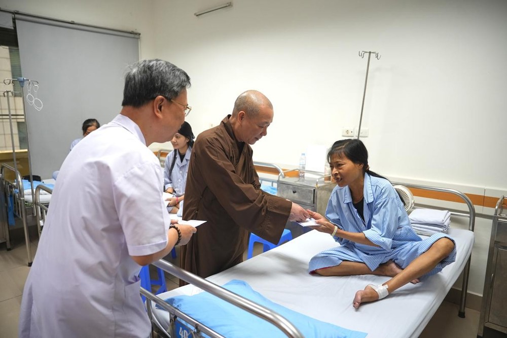 Chùa Bằng mang yêu thương tiếp sức bệnh nhân nghèo, ấm lòng dân vùng lũ