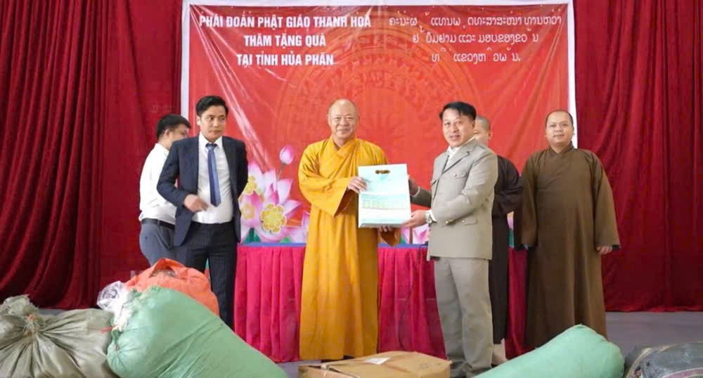 Lào: Trường Nội trú tỉnh Hủa Phăn cảm ơn Thượng tọa Thích Tâm Định đã hỗ trợ hơn 100 bình nước cho học sinh