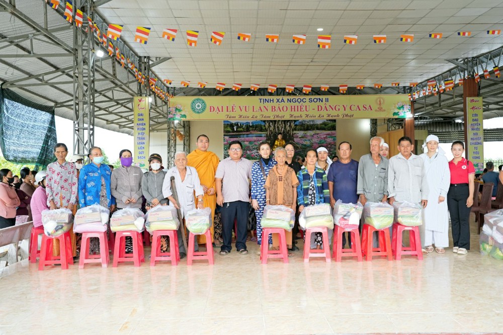 An Giang: Tịnh xá Ngọc Sơn 2 trao 300 phần quà đến bà con khó khăn nhân mùa Vu lan
