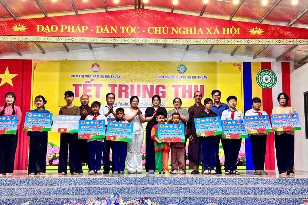 Đồng Tháp: Chùa Phước Quang tổ chức Tết Trung thu và trao học bổng đến các em thiếu nhi, học sinh