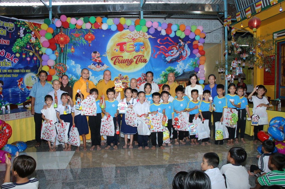 Đồng Tháp: Chùa Vân Lôi tổ chức Trung thu “Trăng rằm nhớ Bác – Đêm hội cửa thiền” cho các em thiếu nhi