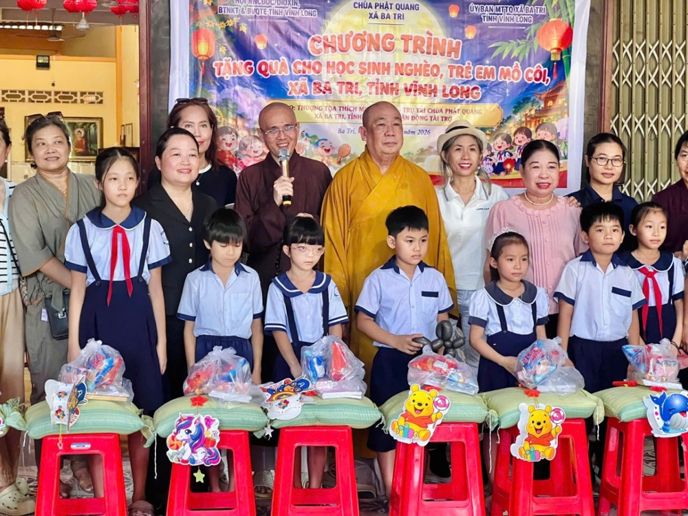 Vĩnh Long: Chùa Phật Quang trao 100 phần quà Trung thu đến trẻ em mồ côi