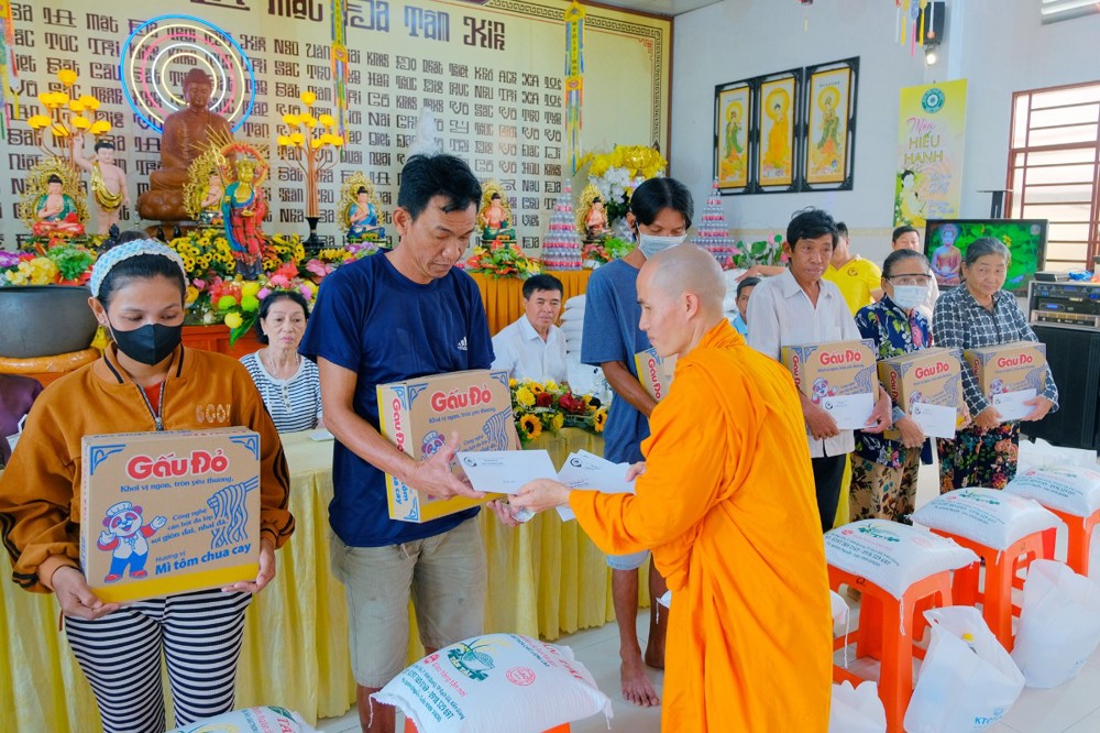 An Giang: Ấm áp mùa Vu lan, tịnh xá Ngọc Sơn trao 300 phần quà đến bà con khó khăn