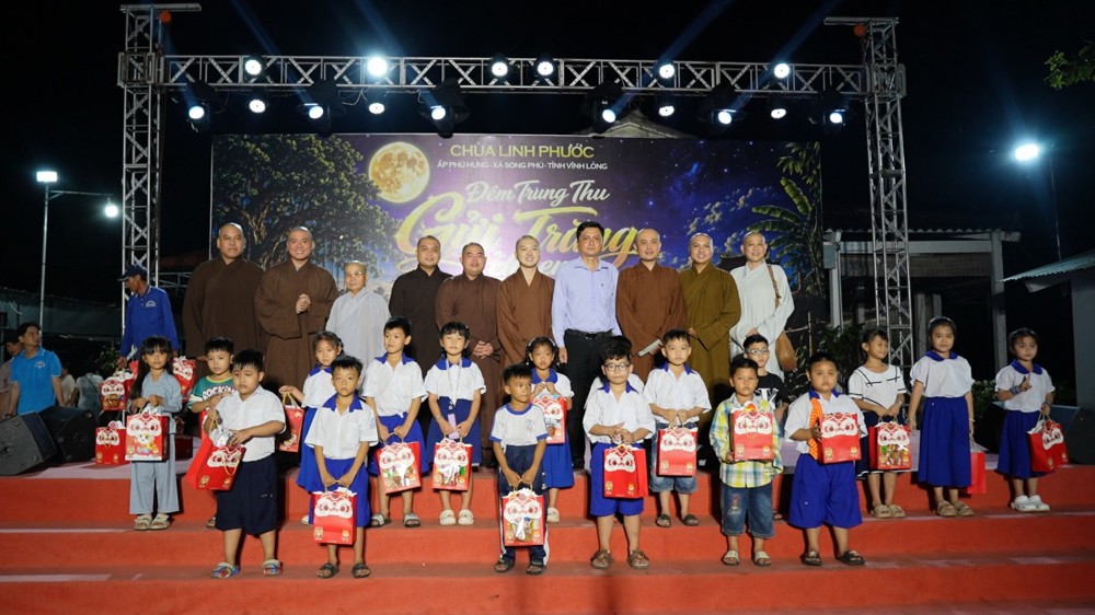 Vĩnh Long: Chùa Linh Phước tổ chức “Đêm Trung Thu - Gửi Trăng Cho Em”
