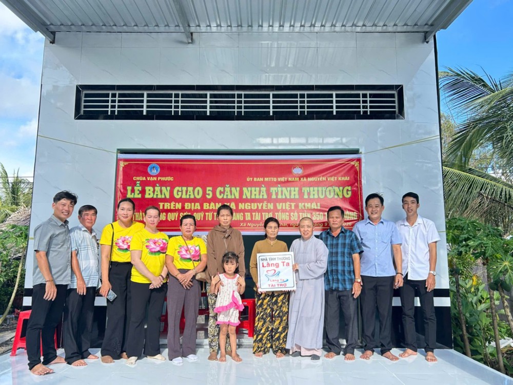 Cà Mau: Chùa Vạn Phước bàn giao 10 giếng nước và 8 mái ấm tình thương