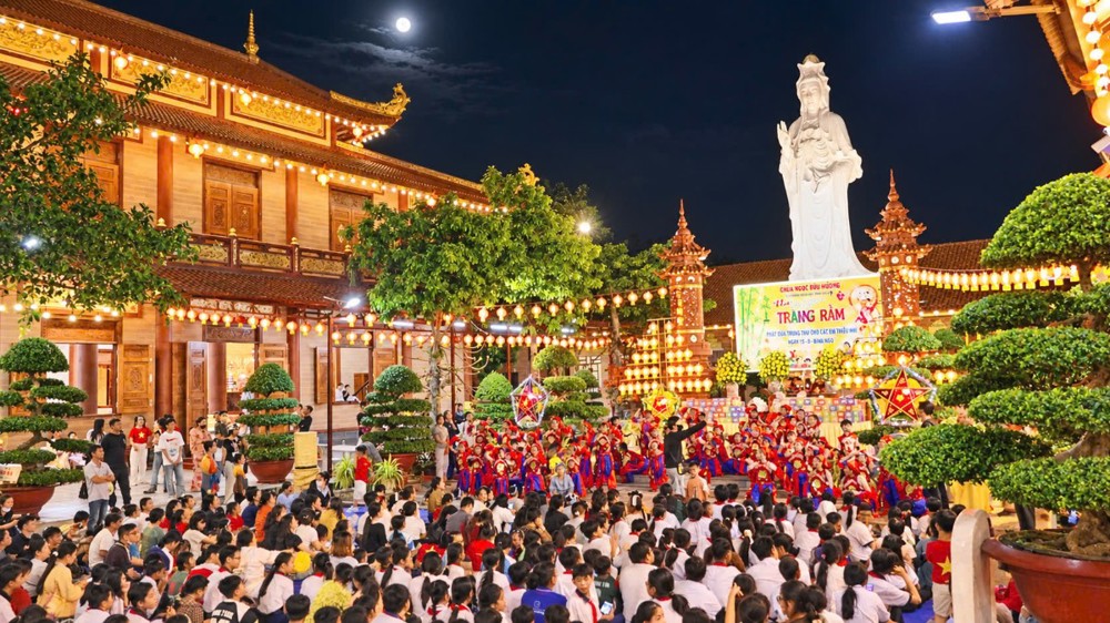 An Giang: Chùa Ngọc Bửu Hương tổ chức Đêm hội Trăng Rằm, trao 300 phần quà đến thiếu nhi