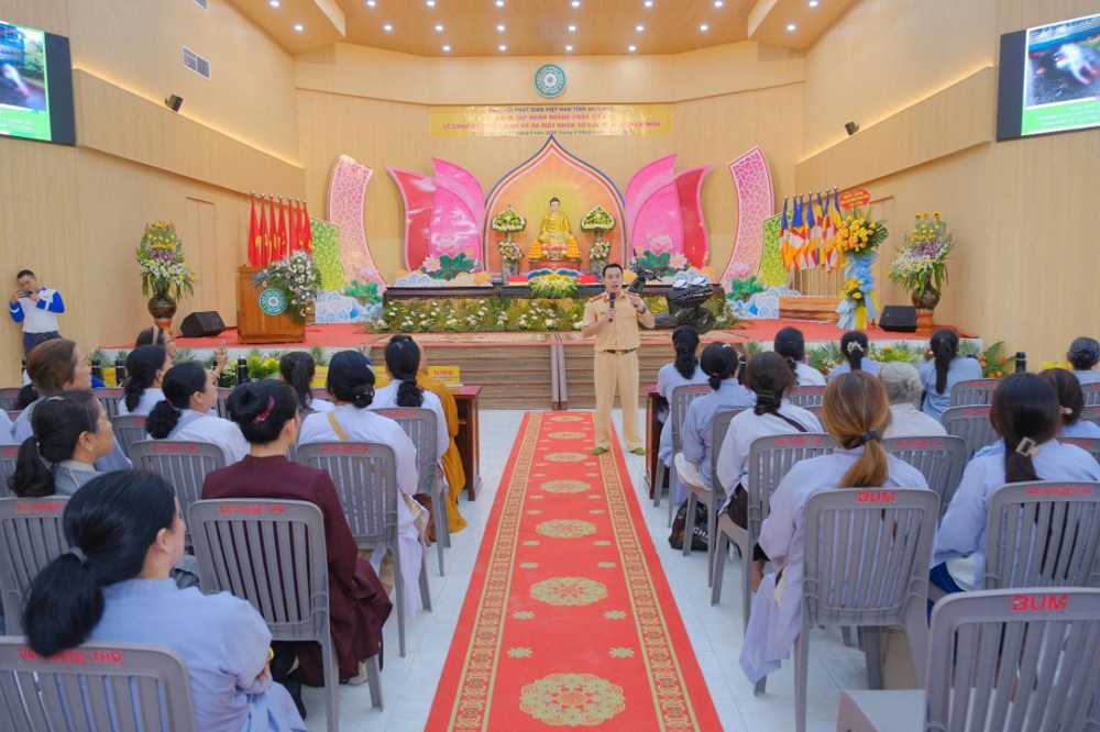 An Giang: Tuyên truyền an toàn giao thông và bảo vệ an ninh Tổ quốc đến Hoằng pháp viên Phật tử