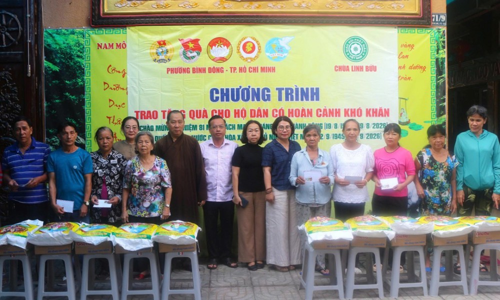 TP.HCM: Chùa Linh Bửu trao quà cho bà con khó khăn mùa Vu Lan PL.2570