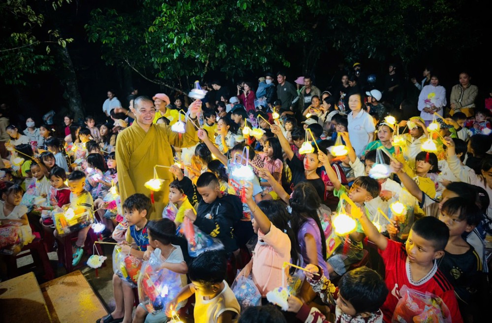 Đà Nẵng: Các chùa mang yêu thương đến những bản làng vùng cao